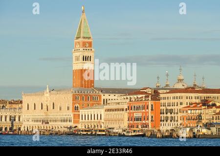 Panoramablick auf Venedig bei Sonnenaufgang mit dem Markusturm und dem Dogenpalast, Italien Stockfoto