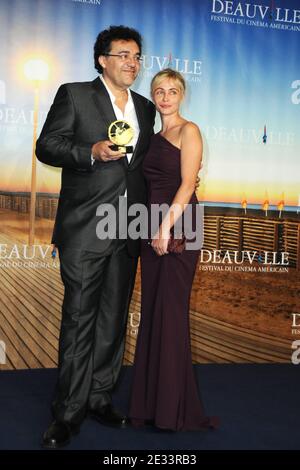 Regisseur Rodrigo Garcia, Gewinner des Hauptpreises für seinen Film "Mutter und Kind", mit der Schauspielerin Emmanuelle Beart, die nach der Abschlussfeier des 36. Amerikanischen Filmfestivals in Deauville, Normandie, Frankreich, am 11. September 2010 an der Fotoschau der Gewinner teilnimmt. Foto von Mireille Ampilhac/ABACAPRESS.COM Stockfoto