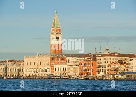 Panoramablick auf Venedig bei Sonnenaufgang mit dem Markusturm und dem Dogenpalast, Italien Stockfoto