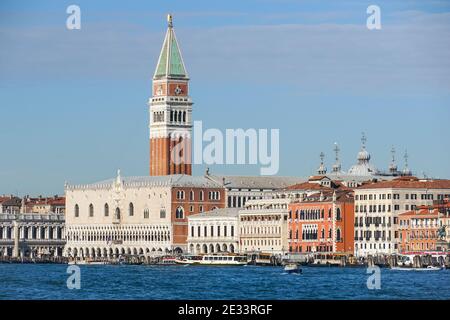 Panoramablick auf Venedig bei Sonnenaufgang mit dem Markusturm und dem Dogenpalast, Italien Stockfoto
