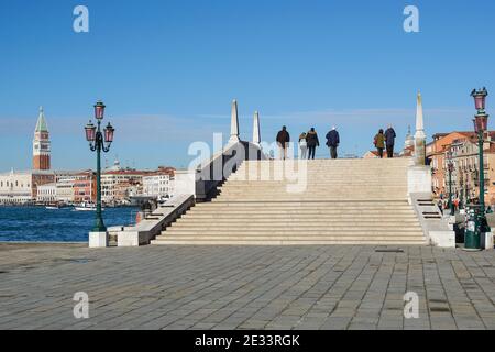 Touristen zu Fuß auf der Brücke über den Kanal in Venedig, Italien Stockfoto