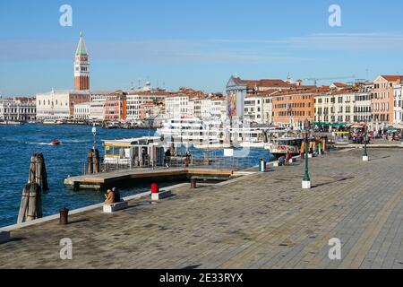 Venice Waterfront mit St. Mark's Campanile und dem Dogenpalast im Hintergrund, Italien Stockfoto