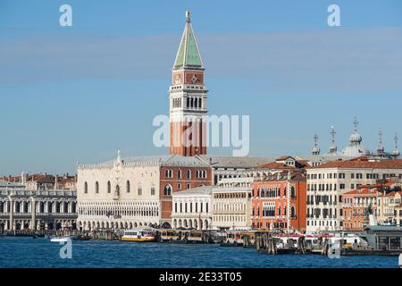 Panoramablick auf Venedig bei Sonnenaufgang mit dem Markusturm und dem Dogenpalast, Italien Stockfoto