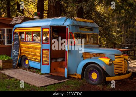 Lebhaft gefärbter Old School Bus, der in ein Café in Big Sur, Kalifornien umgewandelt wurde Stockfoto
