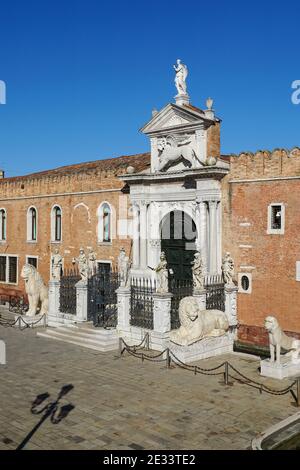 Das Haupttor im venezianischen Arsenal in Venedig, Italien Stockfoto