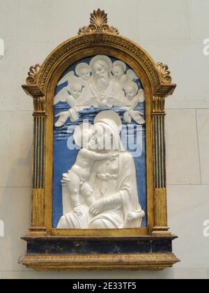 Madonna mit Kind mit Gott dem Vater und Cherubim, Werkstatt von Andrea della Robbia, c. 1480, glasierte Terrakotta - Stockfoto