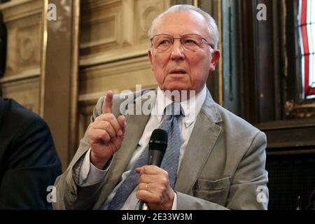 EXKLUSIV - der ehemalige Präsident der Europäischen kommission, Jacques Delors, nimmt an einer Debatte Teil, die von der Zeitschrift Esprit zum Thema "welche Zukunft für Europa nach der griechischen Krise?" veranstaltet wird. Im Rathaus des 3. Bezirks von Paris, am 14. september 2010. Foto von Stephane Lemouton/ABACAPRESS.COM Stockfoto