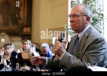 EXKLUSIV - der ehemalige Präsident der Europäischen kommission, Jacques Delors, nimmt an einer Debatte Teil, die von der Zeitschrift Esprit zum Thema "welche Zukunft für Europa nach der griechischen Krise?" veranstaltet wird. Im Rathaus des 3. Bezirks von Paris, am 14. september 2010. Foto von Stephane Lemouton/ABACAPRESS.COM Stockfoto