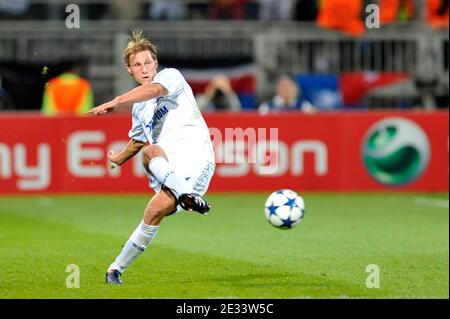 Schalkes Benedikt Howedes beim UEFA Champions League Soccer Spiel, Gruppe B, Olympique Lyonnais und FC Schalke 04 im Gerland Stafdium in Lyon, Frankreich am 14. September 2010. Lyon gewann 1:0. Foto von Stephane Reix/ABACAPRESS.COM Stockfoto