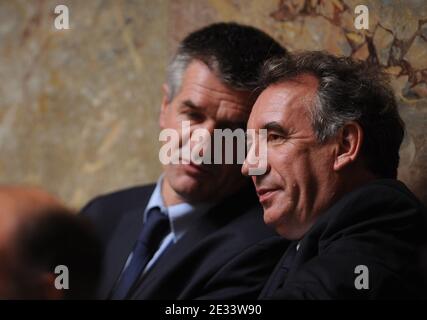 Der französische Mitte-Abgeordnete Jean Lassalle und der zentristische Politiker, der Präsident des Modems Francois Bayrou, sind während einer Sitzung in der Nationalversammlung in Paris am 15. September 2010 abgebildet. Die Gesetzgeber in der Nationalversammlung stimmten von 329 bis 233 für die Verabschiedung des Rentenreformgesetzes, besiegten einen Versuch der Oppositionsfilibuster und trotzten Gewerkschaftsdrohungen, weitere Streiks und Tage des Protests zu inszenieren. Foto von Christophe Guibbaud/ABACAPRESS.COM Stockfoto