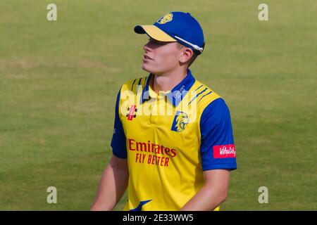 Chester le Street, England, 13. September 2020. Matthew Potts von Durham Cricket beobachten das Spiel, während sie in einem Vitality Blast Spiel am Riverside Ground, Chester le Street, spielen. Stockfoto