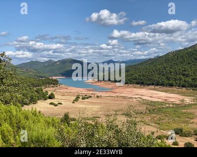 Blick auf den Stausee von Tranco im Naturpark Sierras de Cazorla, Segura y las Villas in Jaen, Spanien. Blick an einem bewölkten Tag Stockfoto