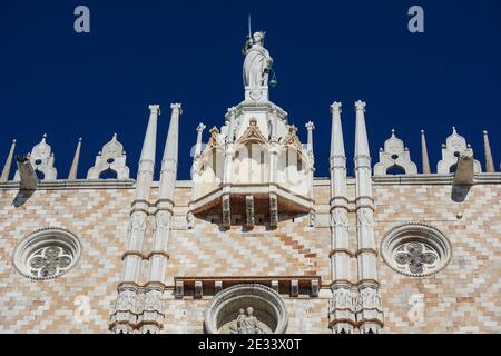 Dekorative Skulpturen an der Fassade des Dogenpalastes in Venedig, Italien Stockfoto