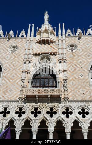 Dekorative Skulpturen an der Fassade des Dogenpalastes in Venedig, Italien Stockfoto