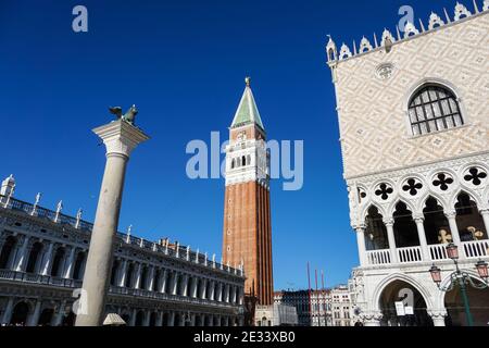 Piazza San Marco mit dem Markusturm, dem Glockenturm des Markusplatzes, dem Dogenpalast und der Markussäule in Venedig, Italien