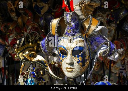 Karnevalsmaske auf dem Display in Souvenirshop in Venedig während Karneval von Venedig, Italien Stockfoto