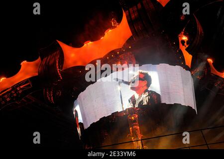 Bono (Paul Hewson) Sänger der irischen Rockband U2, tritt am 18. September 2010 mit Gitarrist The Edge (David Evans), Bassist Adam Clayton und Larry Mullen Junior am Schlagzeug im Stade de France in Saint-Denis bei Paris auf. Die Band ist mit ihrer '360 Degrees'-Tour in Europa unterwegs. Foto von Christophe Guibbaud/ABACAPRESS.COM Stockfoto