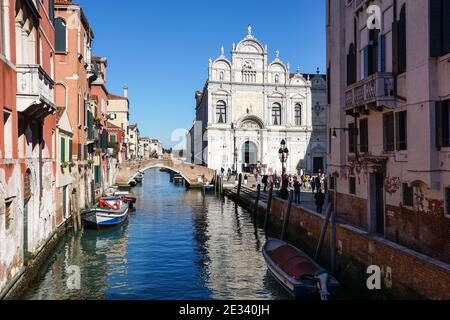 Blick auf den kanal rio dei Mendicanti in Richtung Scuola Grande di San Marco auf dem Campo San Giovanni e Paolo in Venedig, Italien Stockfoto