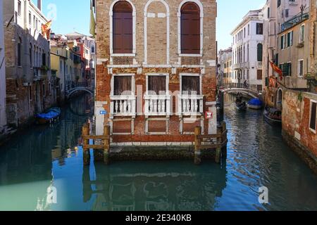 Alte traditionelle venezianische Gebäude am rio di San Giovanni Laterano Kanal in der Sestiere von Castello, Venedig, Italien Stockfoto