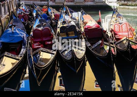 Traditionelle venezianische Gondel, venezianische Gondeln auf Kanal in Venedig, Italien Stockfoto