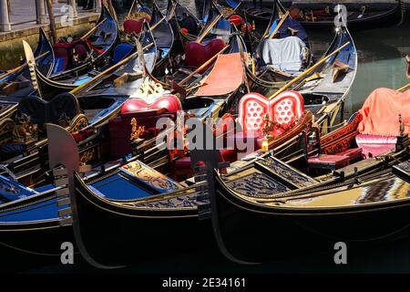 Traditionelle venezianische Gondel, venezianische Gondeln auf Kanal in Venedig, Italien Stockfoto