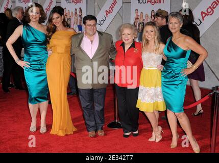 'Sigourney Weaver, Odette Yustman, Betty White, Kristen Bell und Jamie Lee Curtis nehmen an der Premiere von Walt Disneys ''You Again'' Teil, die am 22. September 2010 im El Capitan Theatre in Los Angeles stattfand. Foto von Lionel Hahn/ABACAPRESS.COM (im Bild: Sigourney Weaver, Odette Yustman, Jamie Lee Curtis, Kristen Bell, Betty White)' Stockfoto