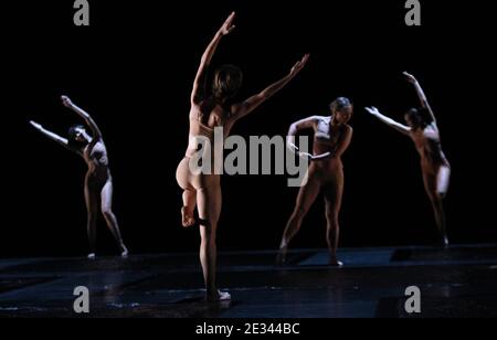 'Generalprobe aus ''Suivront mille ans de calme''' Choreografie für 20 Tänzer von Angelin Preljocaj- Ballett Preljocaj und Bolchoi Theatercompany Produktion für ''biennale de la danse de Lyon'' in Lyon, Frankreich am 23. September 2010. Fotos von Vincent Dargent/ABACAPRESS.COM ' Stockfoto