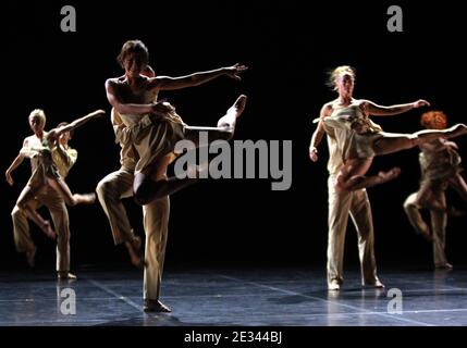 'Generalprobe aus ''Suivront mille ans de calme''' Choreografie für 20 Tänzer von Angelin Preljocaj- Ballett Preljocaj und Bolchoi Theatercompany Produktion für ''biennale de la danse de Lyon'' in Lyon, Frankreich am 23. September 2010. Fotos von Vincent Dargent/ABACAPRESS.COM ' Stockfoto