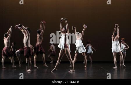 'Generalprobe aus ''Suivront mille ans de calme''' Choreografie für 20 Tänzer von Angelin Preljocaj- Ballett Preljocaj und Bolchoi Theatercompany Produktion für ''biennale de la danse de Lyon'' in Lyon, Frankreich am 23. September 2010. Fotos von Vincent Dargent/ABACAPRESS.COM ' Stockfoto