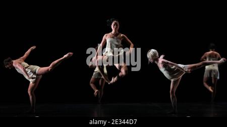 'Generalprobe aus ''Suivront mille ans de calme''' Choreografie für 20 Tänzer von Angelin Preljocaj- Ballett Preljocaj und Bolchoi Theatercompany Produktion für ''biennale de la danse de Lyon'' in Lyon, Frankreich am 23. September 2010. Fotos von Vincent Dargent/ABACAPRESS.COM ' Stockfoto