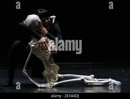 'Generalprobe aus ''Suivront mille ans de calme''' Choreografie für 20 Tänzer von Angelin Preljocaj- Ballett Preljocaj und Bolchoi Theatercompany Produktion für ''biennale de la danse de Lyon'' in Lyon, Frankreich am 23. September 2010. Fotos von Vincent Dargent/ABACAPRESS.COM ' Stockfoto