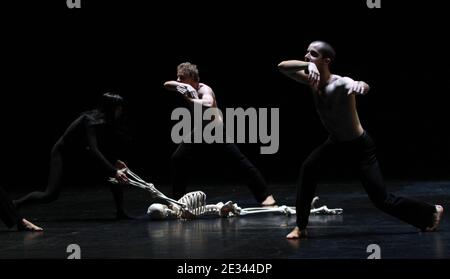 'Generalprobe aus ''Suivront mille ans de calme''' Choreografie für 20 Tänzer von Angelin Preljocaj- Ballett Preljocaj und Bolchoi Theatercompany Produktion für ''biennale de la danse de Lyon'' in Lyon, Frankreich am 23. September 2010. Fotos von Vincent Dargent/ABACAPRESS.COM ' Stockfoto