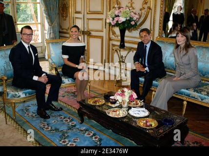 Von links werden Prinz Daniel, Prinzessin Victoria, der französische Präsident Nicolas Sarkozy und Carla Bruni-Sarkozy bei einem Treffen im Elysee-Palast in Paris am 28. September 2010 gesehen. Schwedens Krone Prinzessin Victoria und ihr Mann Prinz Daniel sind auf ihrer ersten offiziellen Auslandsreise seit ihrer Hochzeit vor etwas mehr als drei Monaten. Sie sind in Frankreich, um die Fußstapfen des französischen Vorfahren der Bernadotte-Dynastie zu verfolgen, der vor fast 200 Jahren Schwedens König wurde. Foto von Michel Euler/Pool/ABACAPRESS.COM Stockfoto