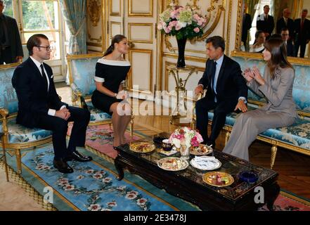 Von links werden Prinz Daniel, Prinzessin Victoria, der französische Präsident Nicolas Sarkozy und Carla Bruni-Sarkozy bei einem Treffen im Elysee-Palast in Paris am 28. September 2010 gesehen. Schwedens Krone Prinzessin Victoria und ihr Mann Prinz Daniel sind auf ihrer ersten offiziellen Auslandsreise seit ihrer Hochzeit vor etwas mehr als drei Monaten. Sie sind in Frankreich, um die Fußstapfen des französischen Vorfahren der Bernadotte-Dynastie zu verfolgen, der vor fast 200 Jahren Schwedens König wurde. Foto von Michel Euler/Pool/ABACAPRESS.COM Stockfoto