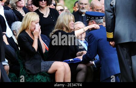 Frau Catherine Stevens (R) und Tochter Lily Becker (L) nehmen am 28. September 2010 an der Beerdigung des ehemaligen Senators Ted Stevens in Alaska auf dem Arlington National Cemetery in Virginia Teil. (Im Bild: Catherine Stevens, Lily Becker) Foto von Olivier Douliery /ABACAPRESS.COM Stockfoto