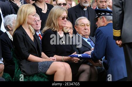 Frau Catherine Stevens (R) und Tochter Lily Becker (L) nehmen am 28. September 2010 an der Beerdigung des ehemaligen Senators Ted Stevens in Alaska auf dem Arlington National Cemetery in Virginia Teil. (Im Bild: Catherine Stevens, Lily Becker) Foto von Olivier Douliery /ABACAPRESS.COM Stockfoto