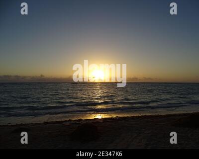 Sonnenaufgang über der Karibikinsel der dominikanischen republik Stockfoto
