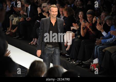 Designer Marcel Marongiu für Guy Laroche Frühjahr/Sommer 2011 Ready-to-Wear-Kollektion Präsentation in Paris, Frankreich am 29. September 2010. Foto von Nicolas Briquet/ABACAPRESS.COM Stockfoto