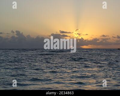 Sonnenaufgang über der Karibikinsel der dominikanischen republik Stockfoto