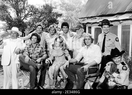 'The Dukes of Hazzard' Cast Standing L to R: Sorrell Booke, Ben Jones, Byron Cherry, Christopher Mayer, Denver Pyle, Sonny Shroyer Sitting L to R: Tom Wopat, Catherine Bach, John Schneider, James Best and Flash the Dog Credit: Ralph Dominguez/MediaPunch Stockfoto