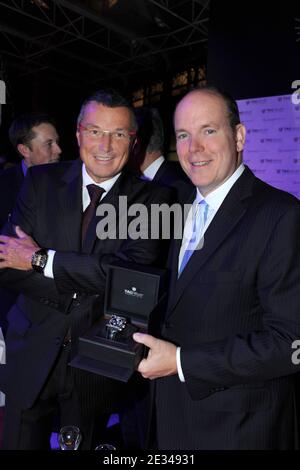 Jean-Christophe Babin (CEO von Tag Heuer) und Prinz Albert II. Von Monaco nahmen an der Tag Heuer 150. Jubiläumsfeier in der Avenue Montaigne in Paris, Frankreich, am 29. September 2010 Teil. Foto von Tag Heuer/ABACAPRESS.COM Stockfoto