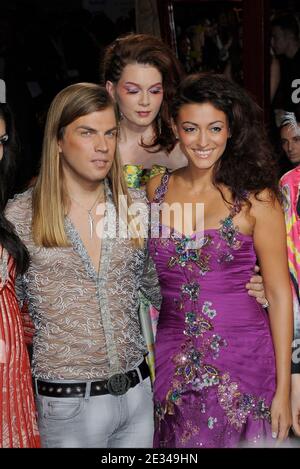 Der Designer Christophe Guillarme flankierte Rachel Legrain-Trapani (R) erscheint während seiner Präsentation der Ready-to-Wear-Kollektion Frühjahr/Sommer 2011, die am 30. September 2010 im Tapis Rouge in Paris, Frankreich, stattfand. Foto von Nicolas Briquet/ABACAPRESS.COM Stockfoto