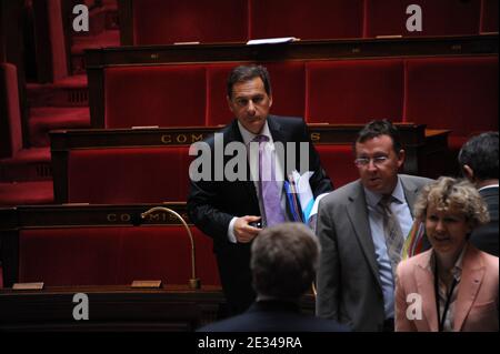 Der französische Immigrationsminister Eric Besson wird am 30. September 2010 in der Nationalversammlung in Paris, Frankreich, während der Debatte zur Vorlage seines Gesetzentwurfs, der eingebürgerten französischen Staatsbürgern ihre Staatsangehörigkeit entnimmt, wenn sie das Leben der Polizei oder anderer Rechtsbehörden bedrohen, abgebildet. Foto von Mousse/ABACAPRESS.COM Stockfoto