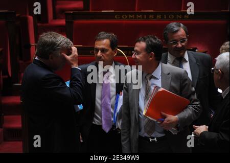 Der französische Immigrationsminister Eric Besson wird am 30. September 2010 in der Nationalversammlung in Paris, Frankreich, während der Debatte zur Vorlage seines Gesetzentwurfs, der eingebürgerten französischen Staatsbürgern ihre Staatsangehörigkeit entnimmt, wenn sie das Leben der Polizei oder anderer Rechtsbehörden bedrohen, abgebildet. Foto von Mousse/ABACAPRESS.COM Stockfoto