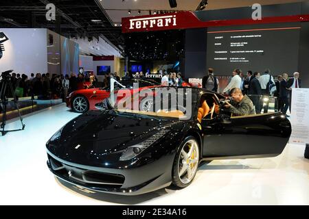 Der neue Ferrari 458 Italia auf dem Pariser Automobilsalon 'Mondial de l' Automobile' in Paris, Frankreich, am 30. September 2010. Der Pariser Automobilsalon findet alle zwei Jahre statt und ist eine der größten Ausstellungen von Kraftfahrzeugen der Welt. In diesem Jahr liegt der Schwerpunkt der Messe auf Elektroautos und es werden mehr als 300 Aussteller aus 20 Ländern erwartet. Foto von Henri Szwarc/ABACAPRESS.COM Stockfoto