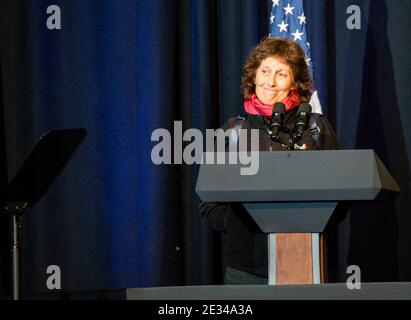 Charleston, Usa. Januar 2021. Victoria Yeager, Ehefrau von Brig. General Chuck Yeager, hält Bemerkungen während der Feier des Lebens Service im Charleston Coliseum & Convention Center Januar 15, 2021 in Charleston, West Virginia. Im Jahr 1947 Yeager wurde die erste Person in der Geschichte, die die Schallgeschwindigkeit in Level Flight überqueren. Er starb am 7. Dezember 2020 im Alter von 97 Jahren. Quelle: Planetpix/Alamy Live News Stockfoto