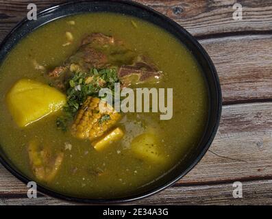 High-Angle-Aufnahme einer traditionellen kolumbianischen Suppe auf einem Holztisch Stockfoto