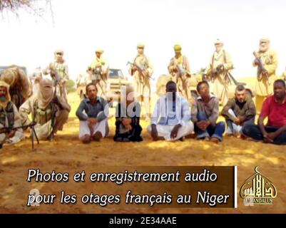 Erste Bilder von Franzosen, die für den französischen Atomreaktorbauer Areva arbeiten und vor zwei Wochen Geiseln in Niger genommen haben, wie sie am 30. September 2010 von Al-Qaida im islamischen Maghreb Islamique 'AQIM' auf verschiedenen Internetseiten veröffentlicht wurden. (L): Abou Zeid Abdelhamid (Abid Hamadou). Foto von Balkis Press/ABACAPRESS.COM Stockfoto