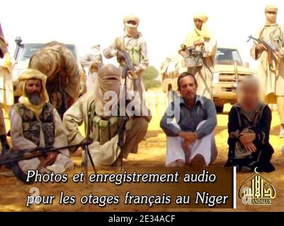 Erste Bilder von Franzosen, die für den französischen Atomreaktorbauer Areva arbeiten und vor zwei Wochen Geiseln in Niger genommen haben, wie sie am 30. September 2010 von Al-Qaida im islamischen Maghreb Islamique 'AQIM' auf verschiedenen Internetseiten veröffentlicht wurden. (L): Abou Zeid Abdelhamid (Abid Hamadou). Foto von Balkis Press/ABACAPRESS.COM Stockfoto