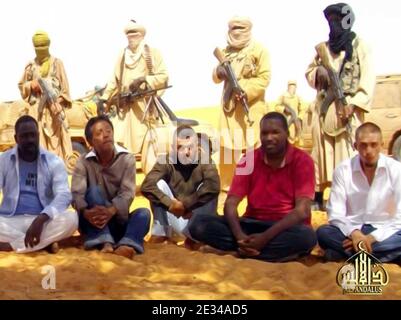 Erste Bilder von Franzosen, die für den französischen Atomreaktorbauer Areva arbeiten und vor zwei Wochen Geiseln in Niger genommen haben, wie sie am 30. September 2010 von Al-Qaida im islamischen Maghreb Islamique 'AQIM' auf verschiedenen Internetseiten veröffentlicht wurden. Foto von Balkis Press/ABACAPRESS.COM Stockfoto